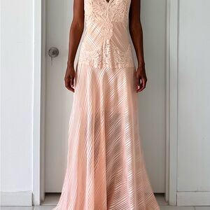 GUESS - Elegant Peach Lace Evening Gown